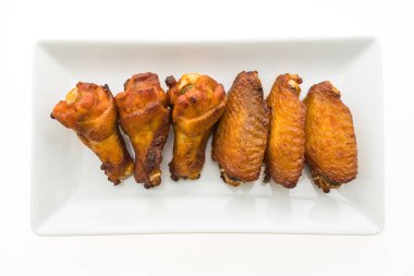 Izgara tavuk kanadı'nda beyaz tabak