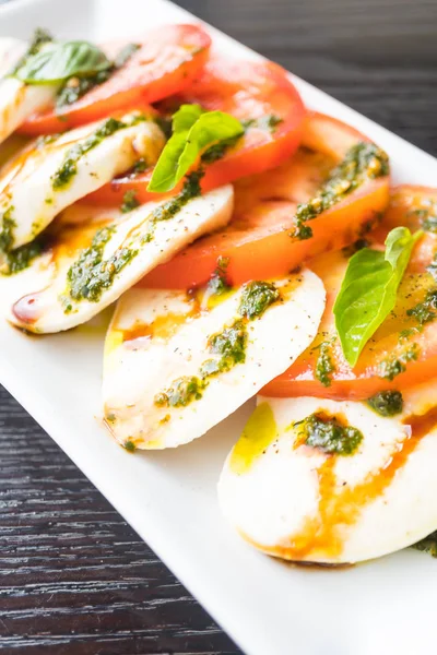 흰색 접시에 토마토와 모 짜 렐 라 치즈 샐러드 — 스톡 사진
