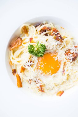 Spagetti carbonara beyaz plaka