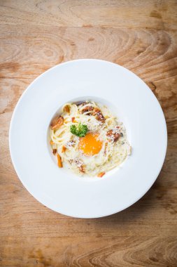 Spagetti carbonara beyaz plaka