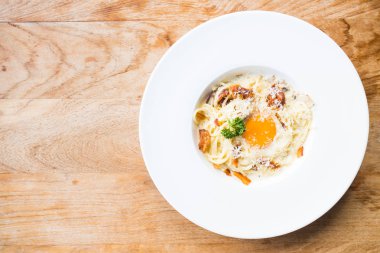 Spagetti carbonara beyaz plaka