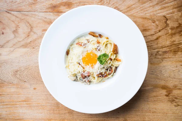 Espaguetis Carbonara en plato blanco — Foto de Stock