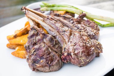 Izgara kuzu pirzolası biftek