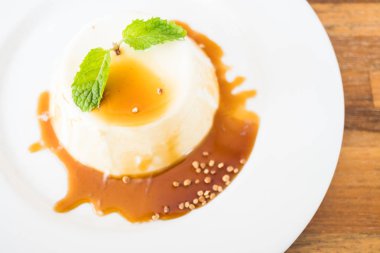Karamelli puding ve panna cotta tatlı