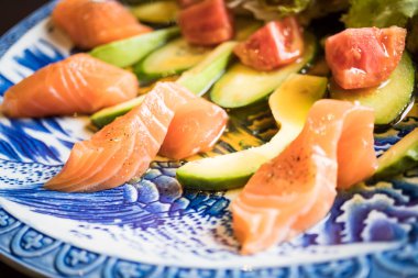 Avokado salata somon