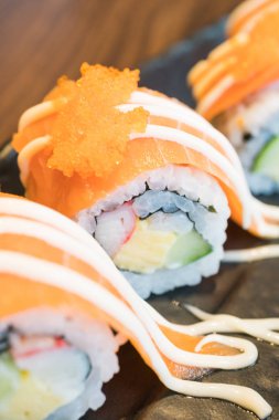 Somon suşi roll