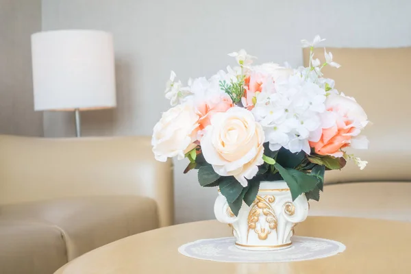 Bloemenvaas op tafel — Stockfoto