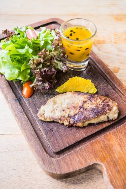 Kaz ciğeri biftek sebze ve tatlı sos ile