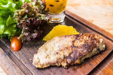 Kaz ciğeri biftek sebze ve tatlı sos ile