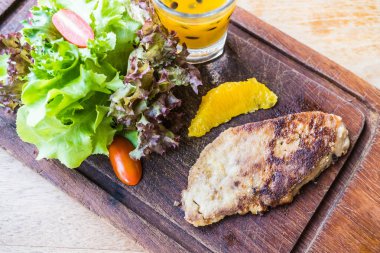 Kaz ciğeri biftek sebze ve tatlı sos ile