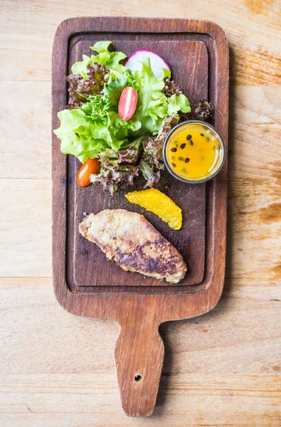 Стейк фуа-гра с овощным и сладким соусом — стоковое фото