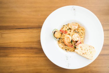 Beyaz tabak spagetti deniz ürünleri