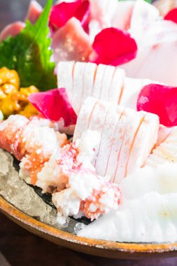 Sashimi deniz ürünleri sette yakın çekim