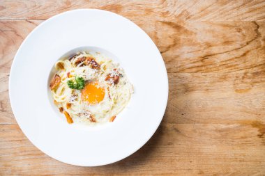 Spagetti carbonara beyaz plaka