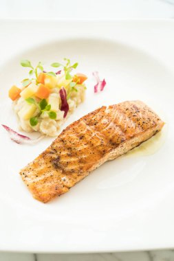 Somon fileto biftek beyaz plaka 