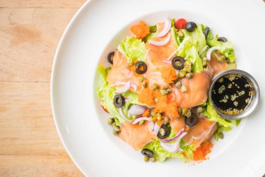 Beyaz tabak içinde somon salata