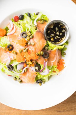 Beyaz tabak içinde somon salata