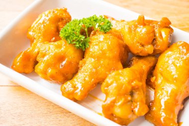 Izgara tavuk kanadı beyaz plaka