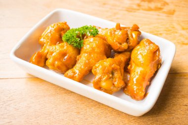 Izgara tavuk kanadı beyaz plaka