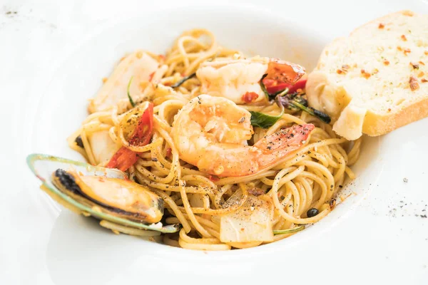 Spaghetti fruits de mer en assiette blanche — Photo