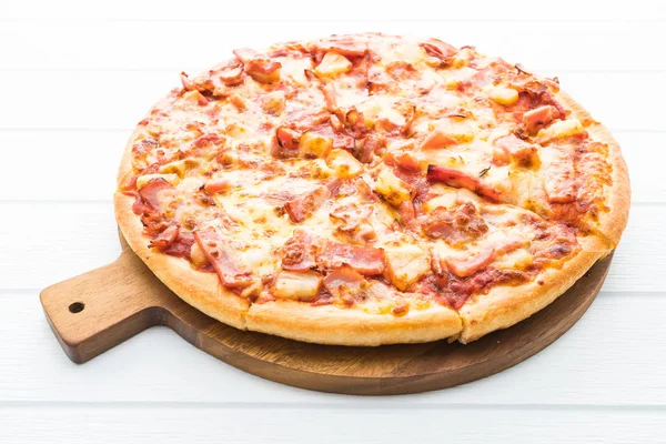 Pizza havaiana em branco — Fotografia de Stock