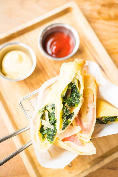 Kızarmış bahar rulo jambon peynir ve ıspanak ile sebze — Stok fotoğraf