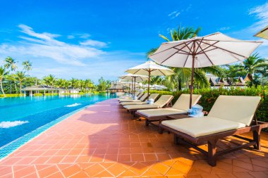 Şemsiye ve Yüzme Havuzu etrafında sandalye