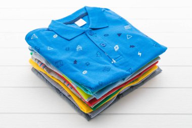 Gömlek ve beyaz elbise