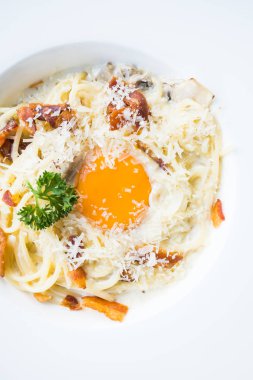 Spagetti carbonara beyaz plaka