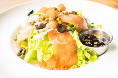 Beyaz tabak içinde somon salata