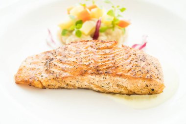 Beyaz tabak içinde somon steak