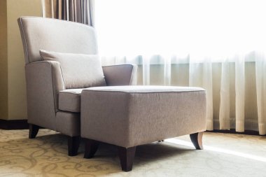 Oturma odasında kanepede yastık