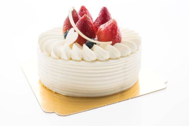 Vanilya kremalı pasta üstüne çilek ile