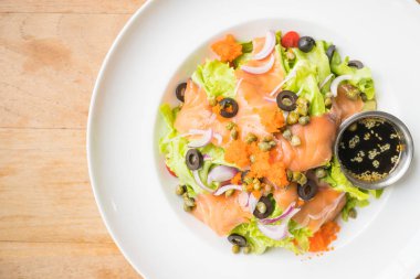 Beyaz tabak içinde somon salata