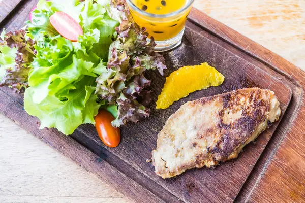 Kaz ciğeri biftek sebze ve tatlı sos ile