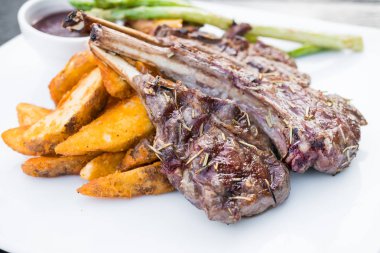 Izgara kuzu pirzolası biftek