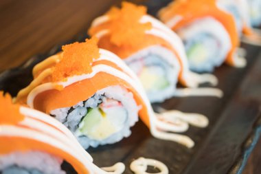 Somon suşi roll