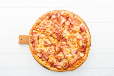 Beyaz üstüne Hawai pizza 