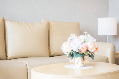 Oturma odasının iç tarafındaki masa dekorasyonuna çiçek vazosu.