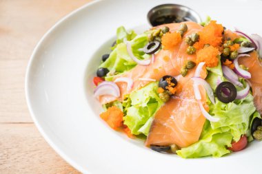 Beyaz tabak içinde somon salata