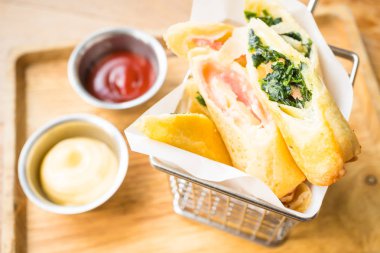 Kızarmış bahar rulo jambon peynir ve ıspanak ile sebze