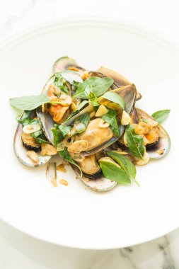 Kızarmış midye beyaz şarap ile