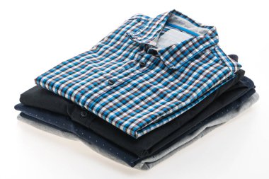 Erkek gömlek yığını