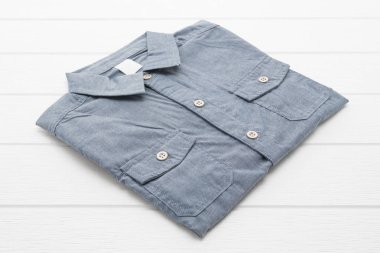 Gömlek ve beyaz elbise