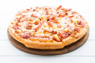 Beyaz üstüne Hawai pizza 