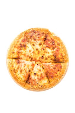 Peynirli pizza ahşap plaka üzerinde 