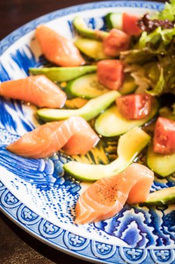 Avokado salata somon