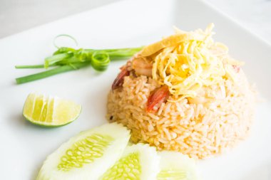 Kızarmış pirinç beyaz plaka 