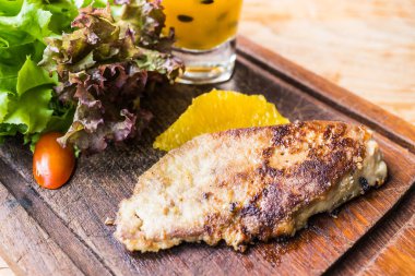 Kaz ciğeri biftek sebze ve tatlı sos ile