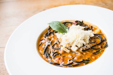 Acılı spagetti deniz ürünleri